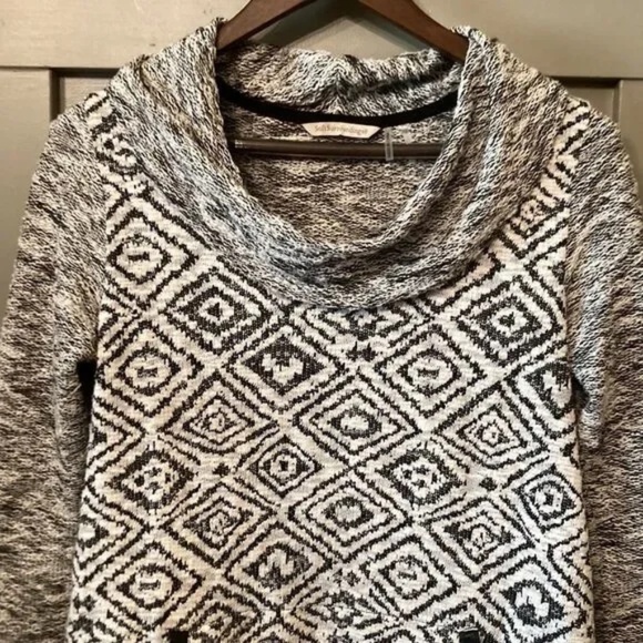 Soft Surroundings Cowl Neck Pullover Sweater With Pocket Gray Cream Size Small - Picture 4 of 9